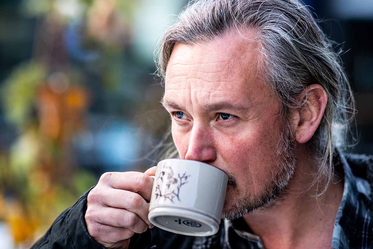 Morten Riiskjær drikker kaffe